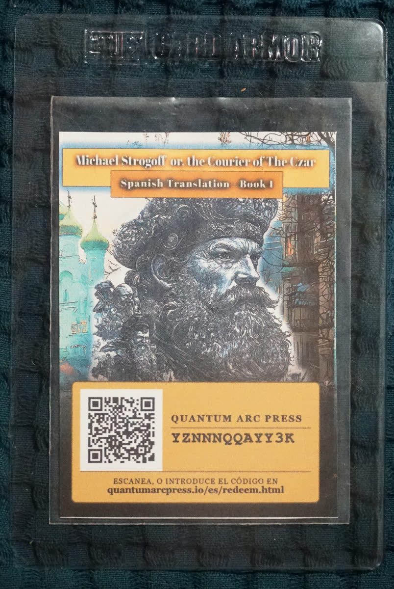 Una tarjeta de la edición en español de Miguel Strogoff, sellada en una funda rígida transparente y fotografiada sobre tela oscura.