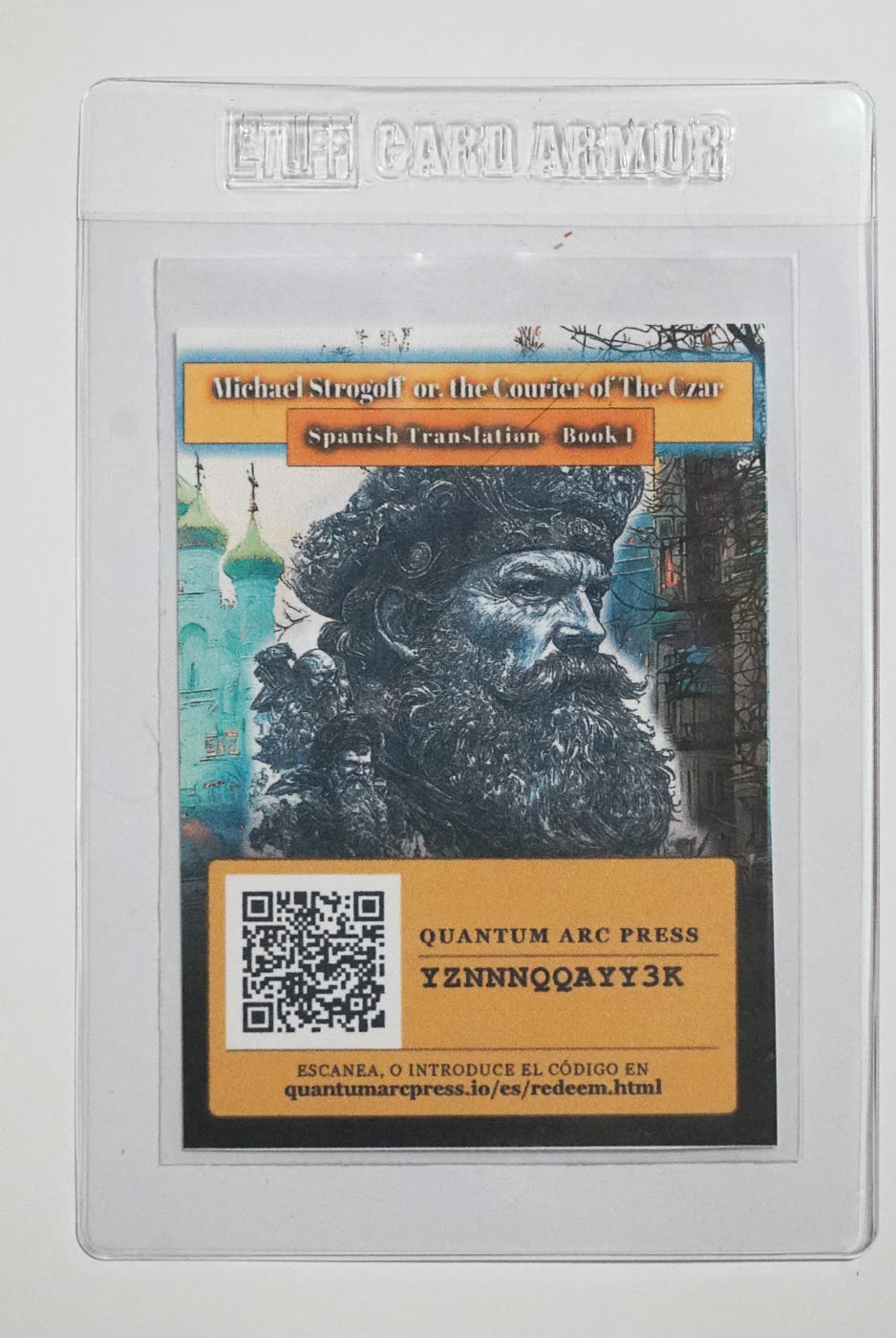 Tarjeta enfundada de la edición en español de Miguel Strogoff, Libro 1. Un retrato grabado de un correo barbudo ante torres con cúpulas, sobre un cuadro QR y un código.